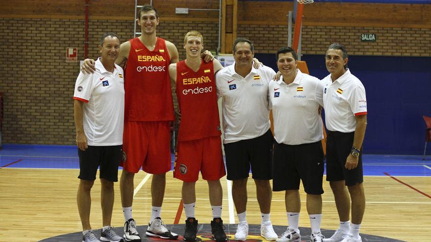 Javi Salvo, Rubén Guerrero, Alberto Díaz, Paco Aurioles, José Ignacio Ruiz y el &#039;jefe&#039; de la selección, Sergio Scariolo, en Benahavís.