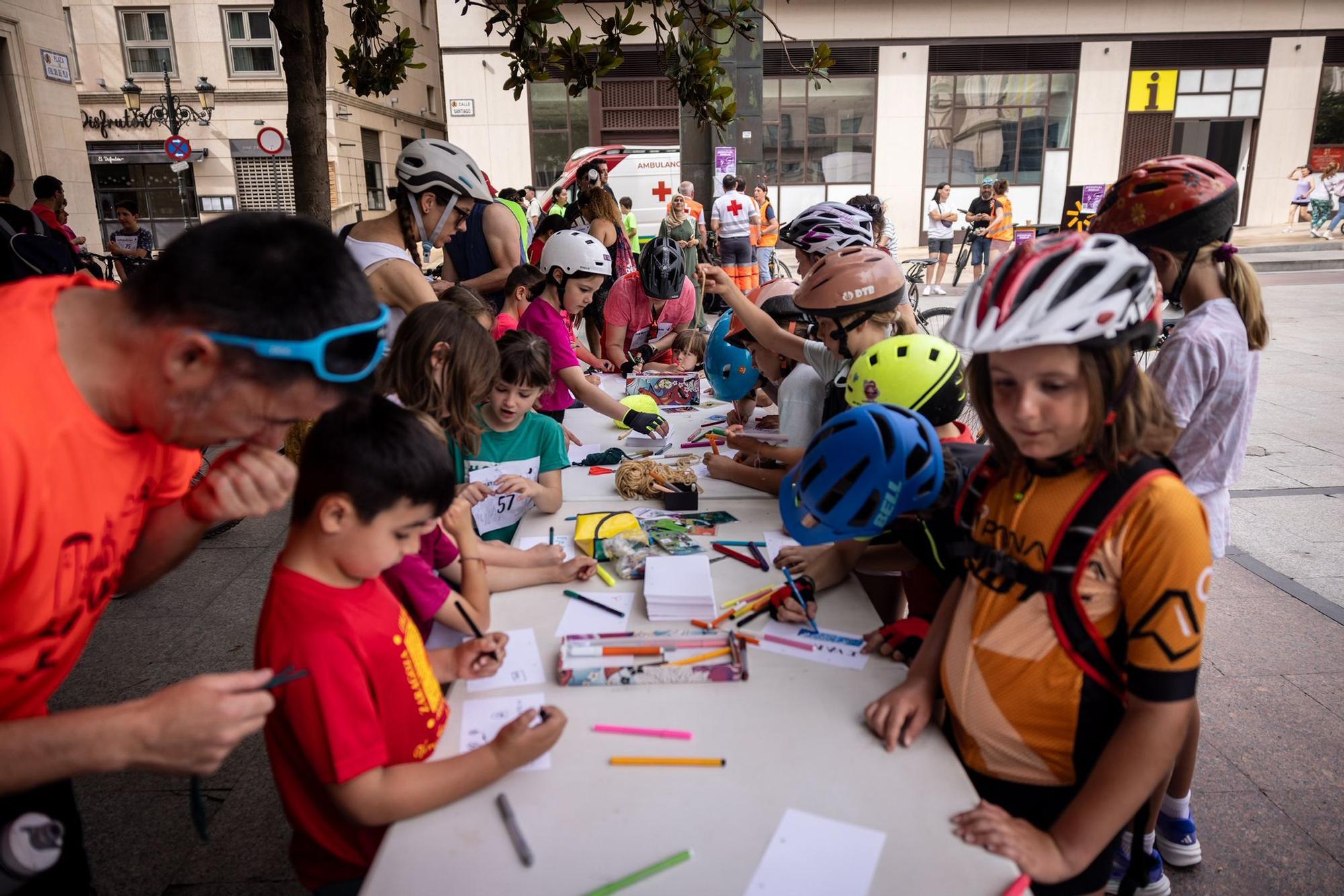 En imágenes | La tradicional bicicletada escolar toma las calles de Zaragoza este domingo