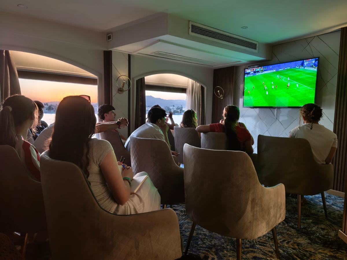 Los jóvenes de Madrid Xplora ven el partido de la selección en el Mundial.