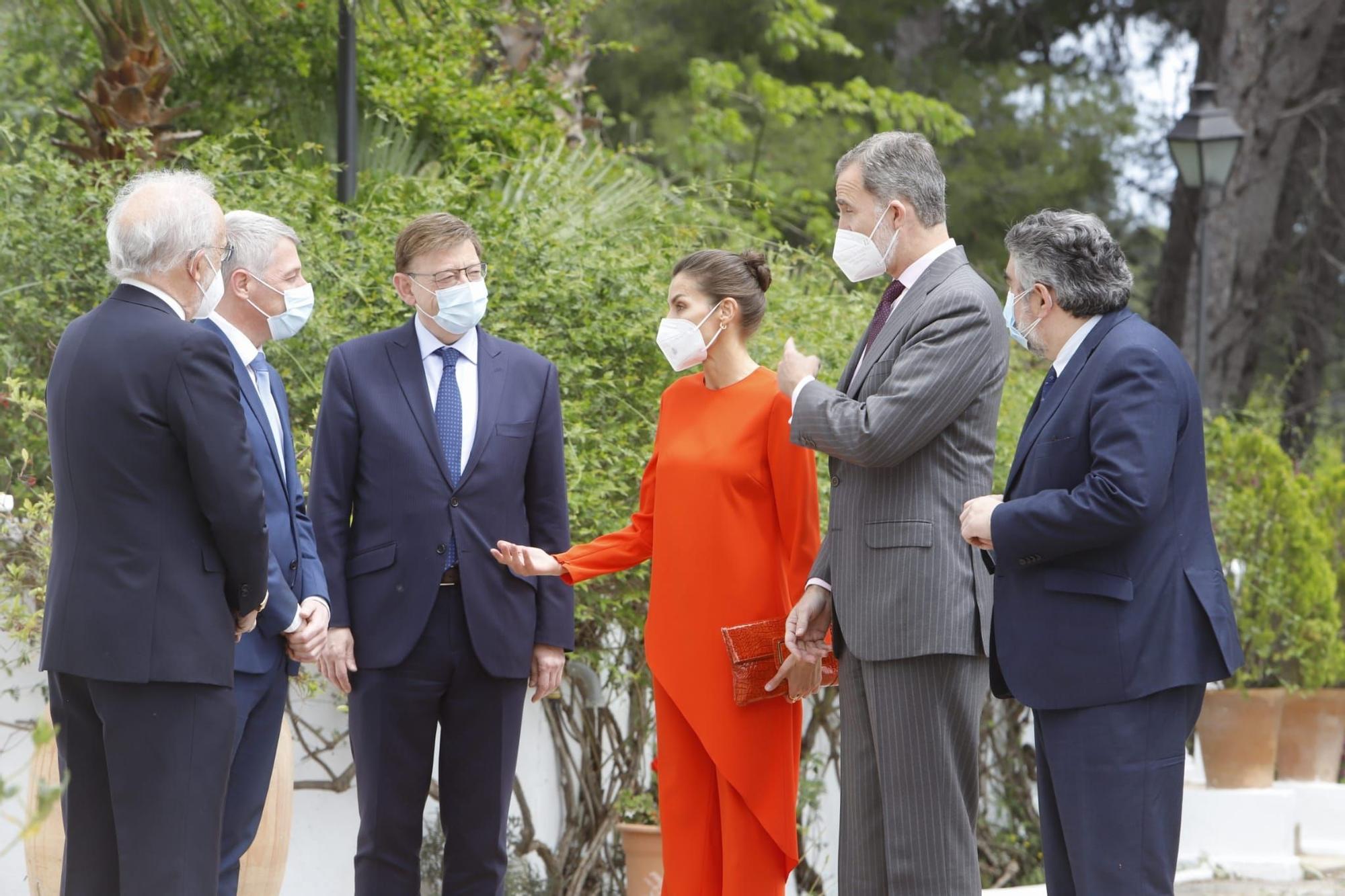 El vibrante look 'low cost' de la reina Letizia en Oliva para la entrega del Cervantes a Brines