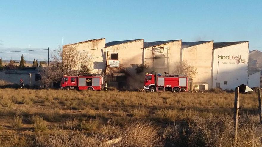 Extinguen un fuego en una nave abandonada en Yecla