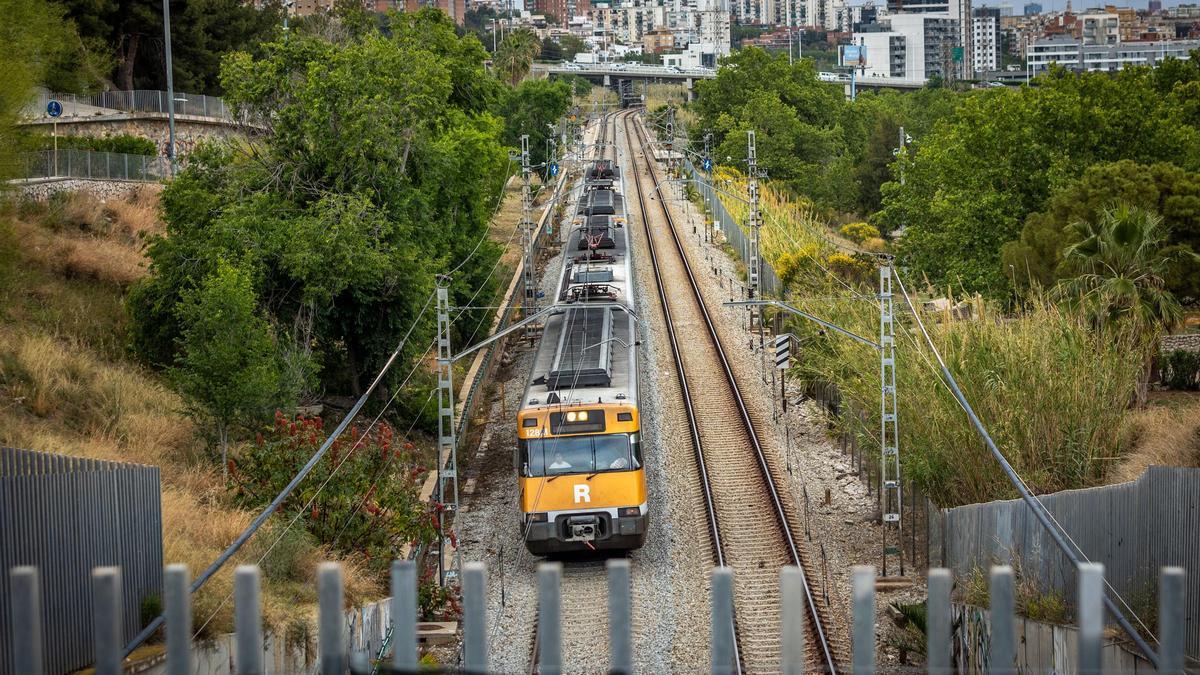 Puente sobre las vías de una de las líneas de Rodalies