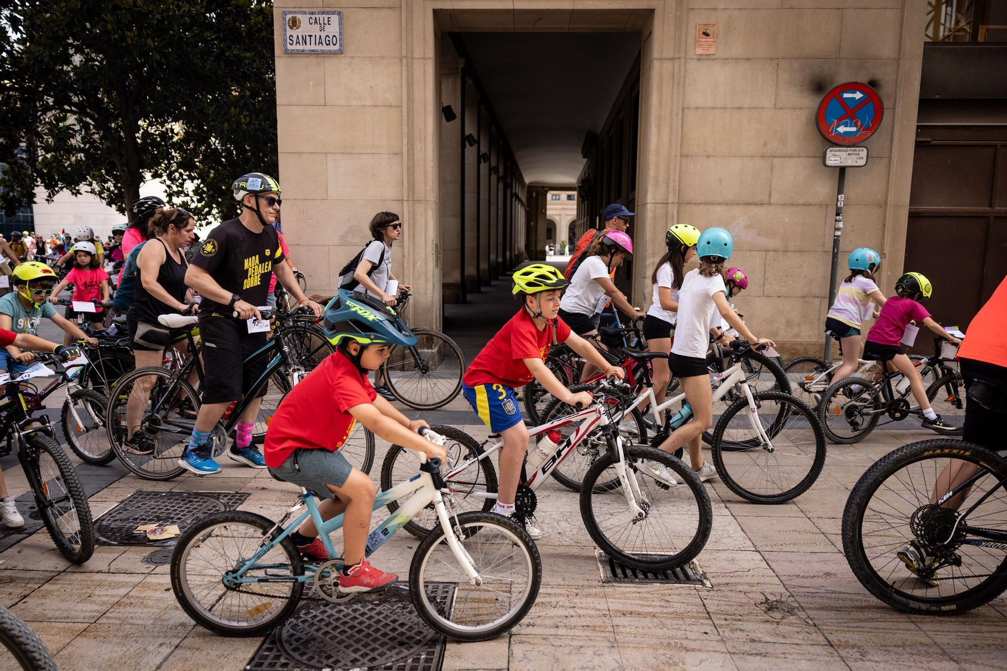 En imágenes | La tradicional bicicletada escolar toma las calles de Zaragoza este domingo