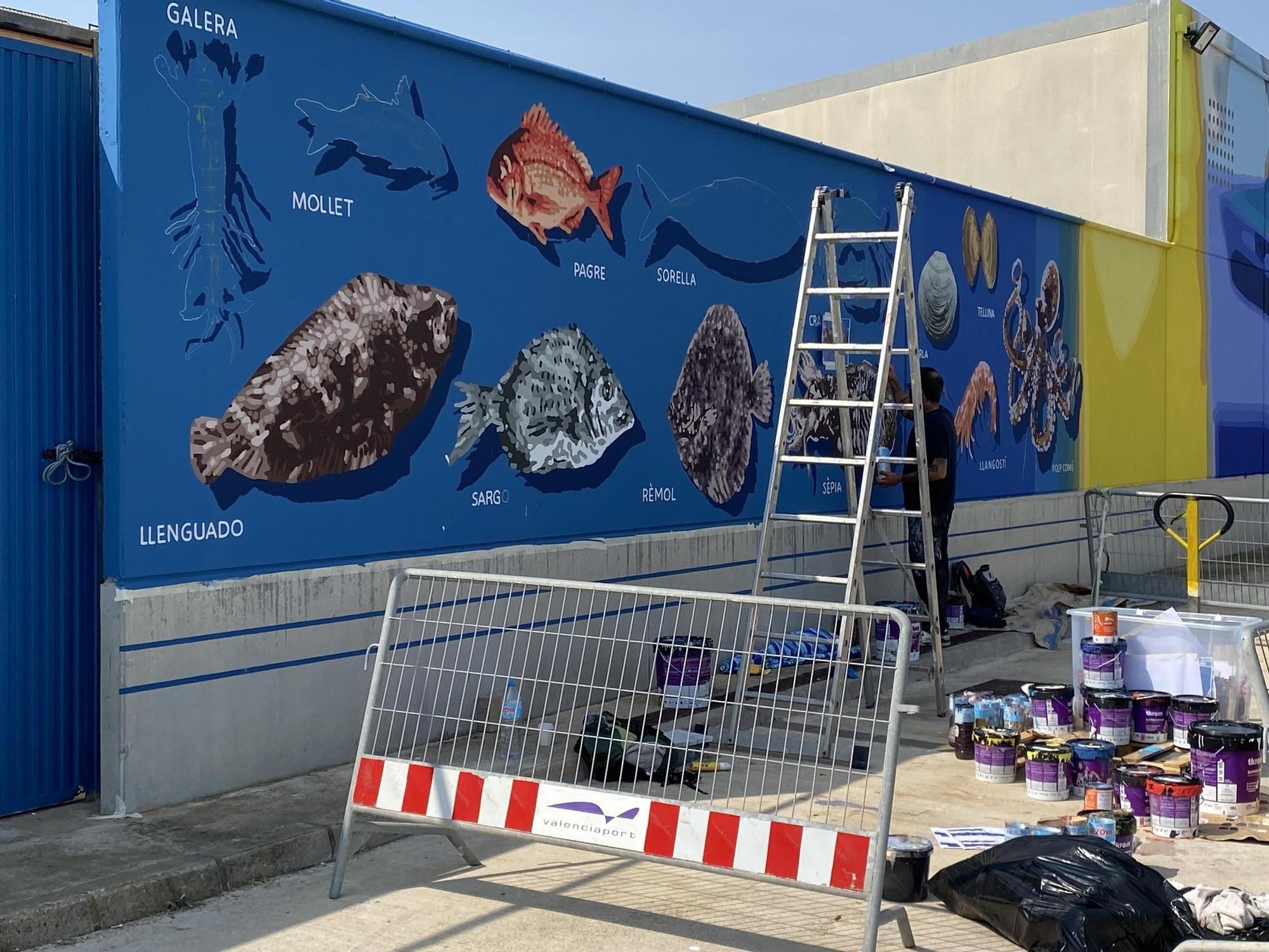El mural "Teixint Xarxes" en la dársena del Puerto de Gandia