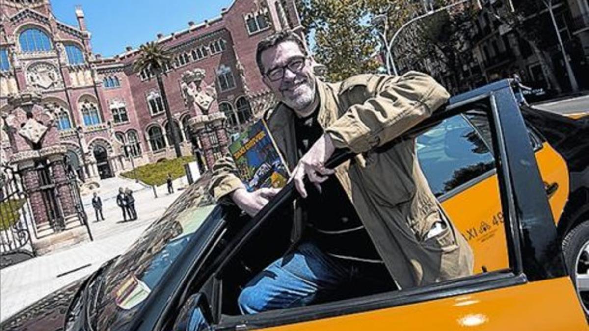 Arriba, Xavier Carrasco 'Bié', en una viñeta de 'Taxi Driver'. Abajo, el dibujante, también tras el volante, frente al antiguo Hospital de Sant Pau.
