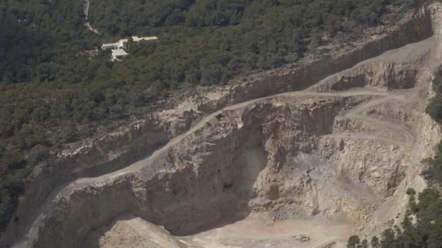 Vecinos de Ses Planes rechazan la instalación de plantas de asfalto en la cantera