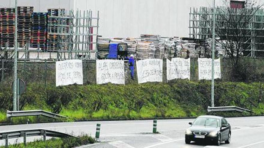 Pancartas de protesta contra los despidos en la factoría de Alas Aluminium.