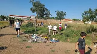 Adenex recoge 118 kilos de basura en la zona de la Alberca Vieja de Almendralejo