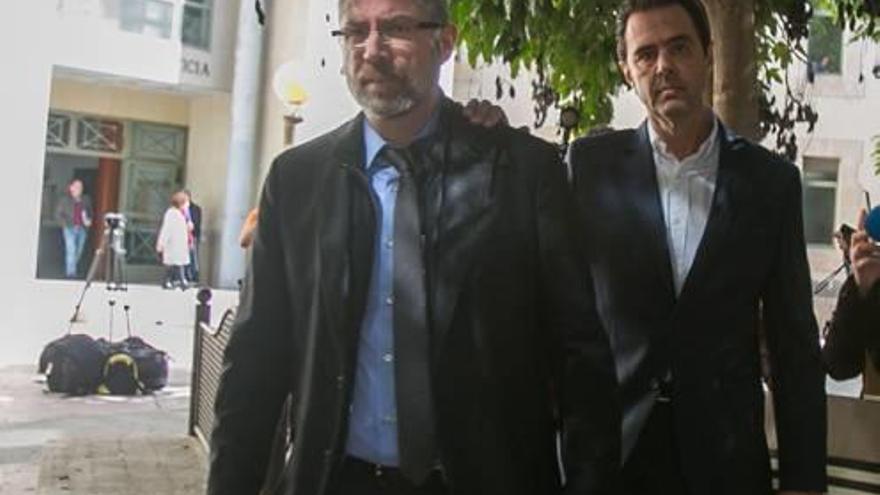 José Antonio Sánchez, en primer plano, el lunes cuando acompañó a Miguel López (con una mano apoyada en su hombro) al juzgado.
