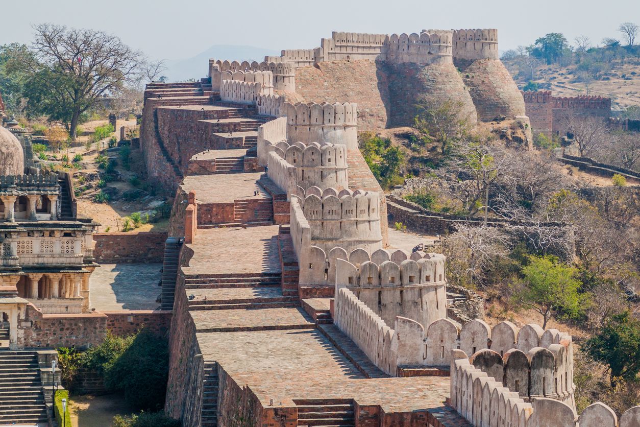 El fuerte Kumbhalgarh tiene unos muros perimetrales que constituyen la segunda muralla más grande del mundo.