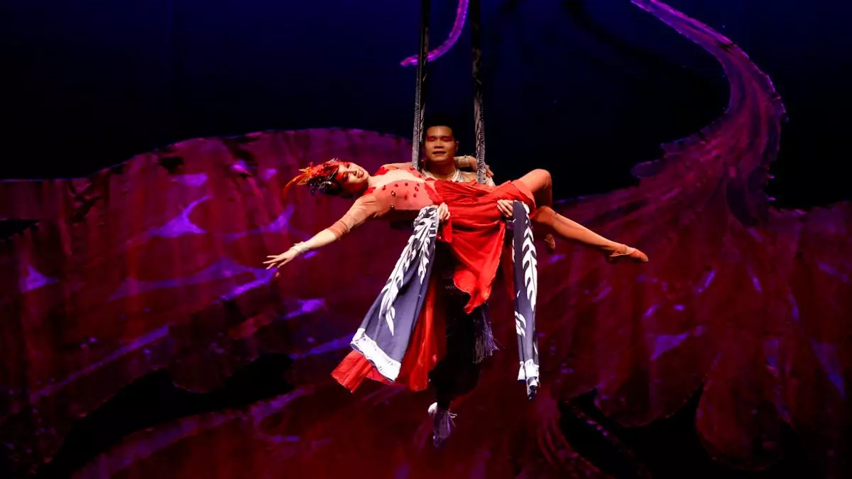 La acrobacia china llena de asombro el Gran Teatro de Córdoba