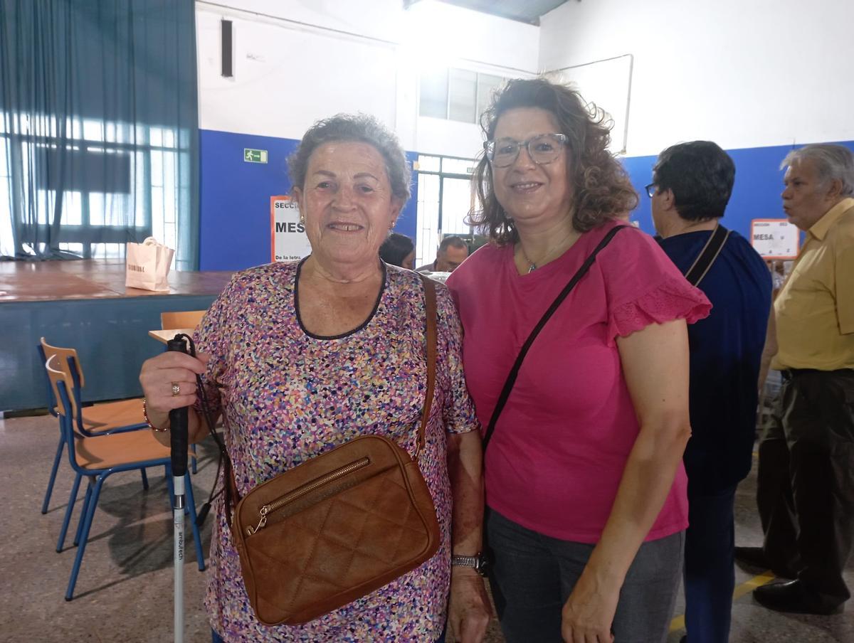 Josefa Bautista, de 80 años, invidente desde hace 23 años, acude a votar con su hija Cristina Rodríguez. Elecciones municipales del 28M