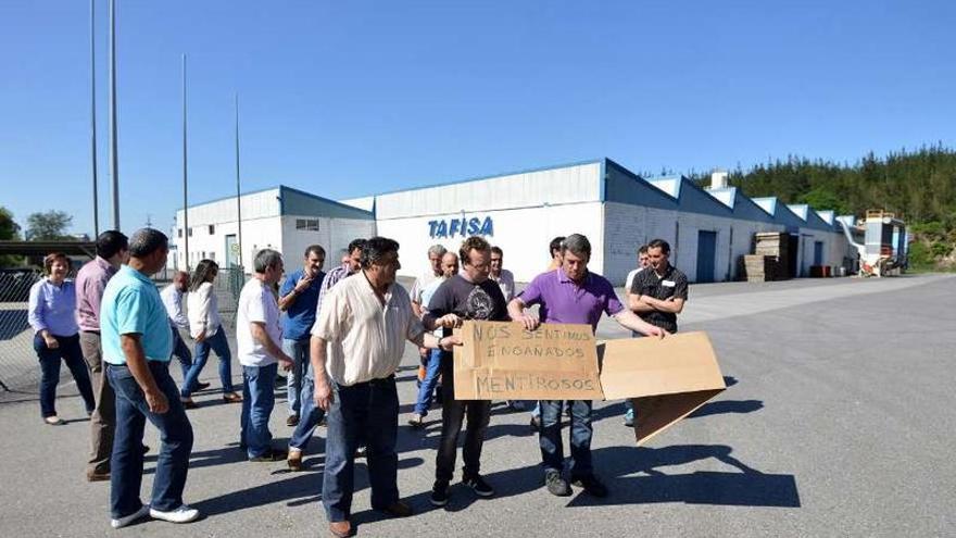 Trabajadores de Tafisa a las puertas de la fábrica de A Reigosa (Ponte Caldelas).