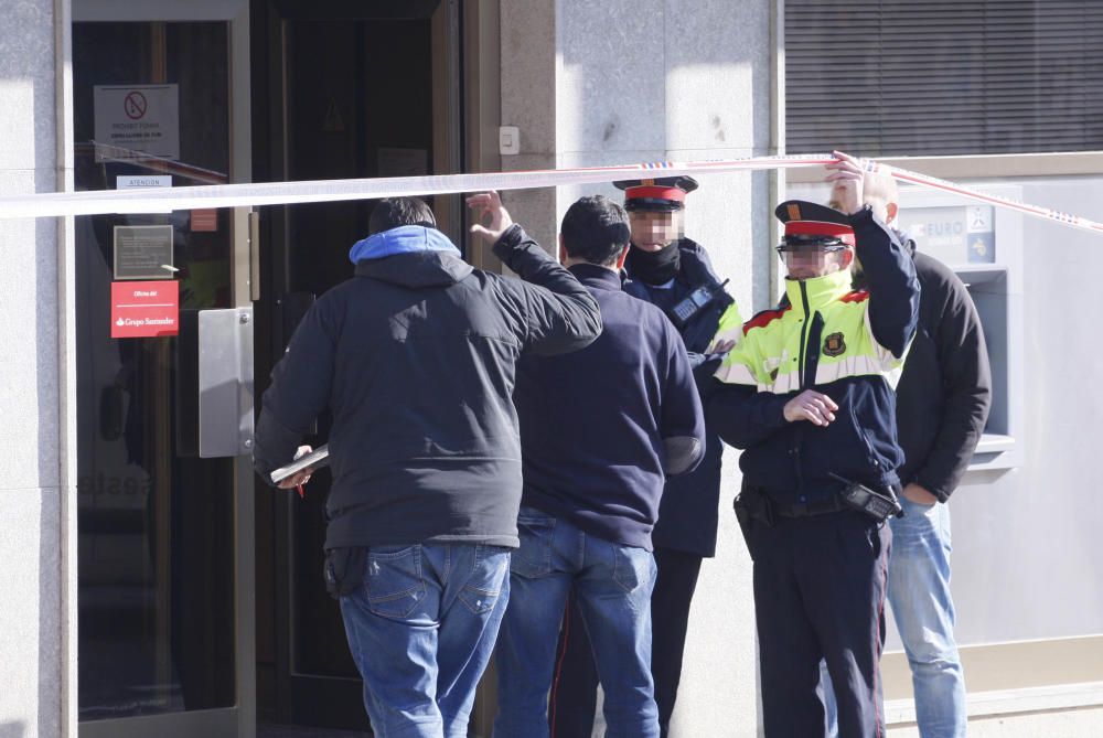 Un home atraca a punta de pistola un banc de la Cellera de Ter