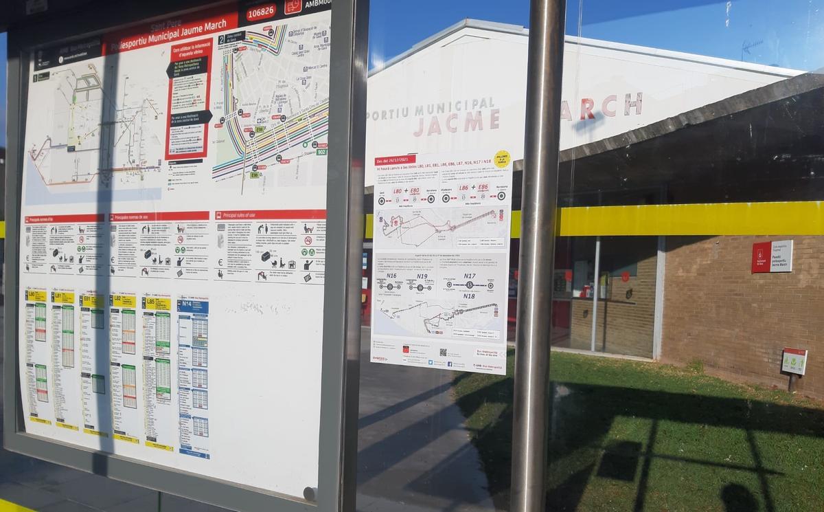 Els usuaris dels autobusos que uneixen el Baix Llobregat i Barcelona es queixen de les condicions del servei Els usuaris dels autobusos que uneixen el Baix Llobregat i Barcelona es queixen de les condicions del servei