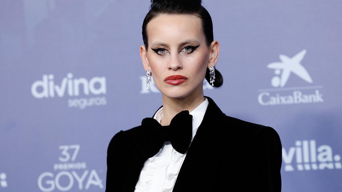 Milena Smit con esmoquin, maxi pajarita y el eyeliner más espectacular de la noche en los Premios Goya 2023