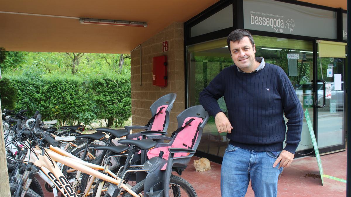 Esteve Guerra davant la recepció del càmping Bassegoda Park d’Albanyà