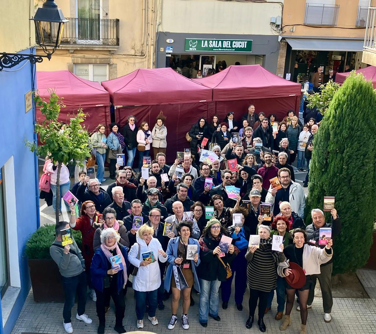 La fotografia de família de la trobada literària de Dijous Sant.