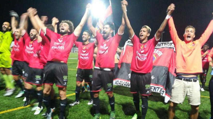 Los jugadores del Formentera celebran el nuevo éxito en la Copa del Rey.