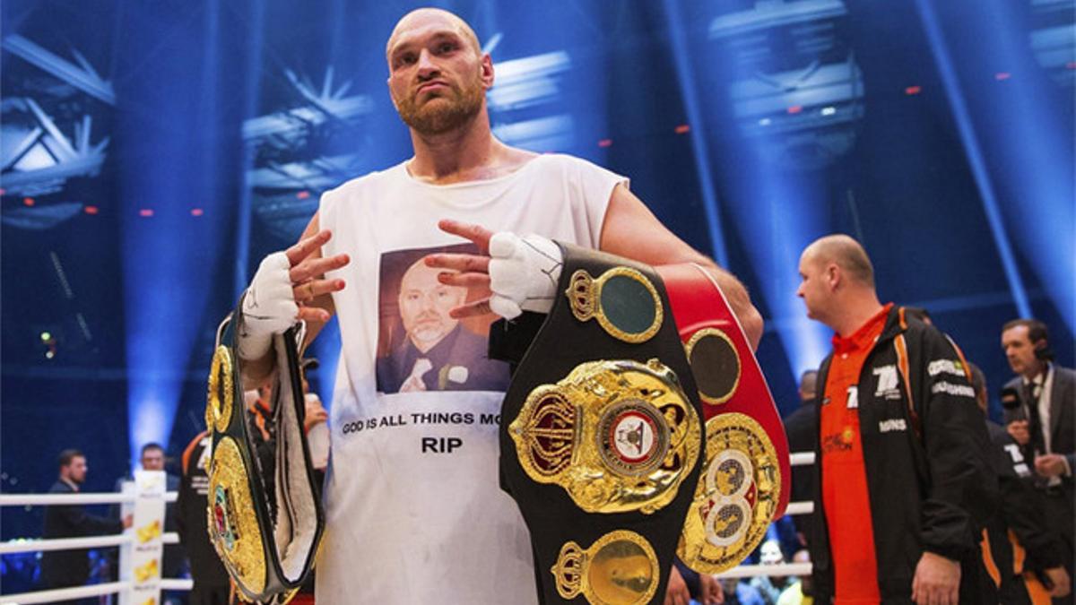 Tyson Fury posa con los cuatro cinturones que le arrebató a Wladimir Klitschko