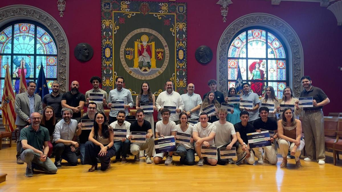 Foto de familia de los premiados en el Hackathon IA Responsable y Abierta en Industria