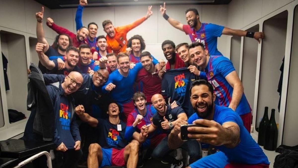 Los jugadores del Barcelona celebran el título en el vestuario. |  // FC BARCELONA