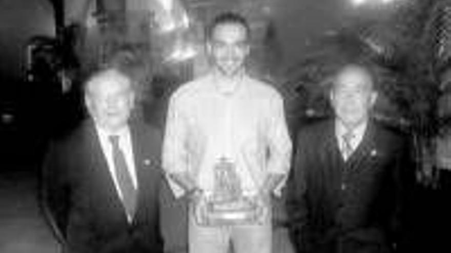 El Club Taurino Trujillano entrega a ´El Cid´ en trofeo al mejor torero de la temporada 2004
