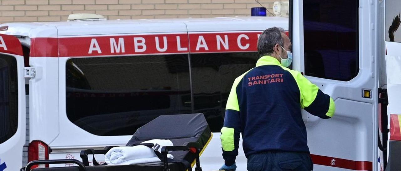 Una imagen de archivo de una ambulancia en urgencias del Hospital General de Elche