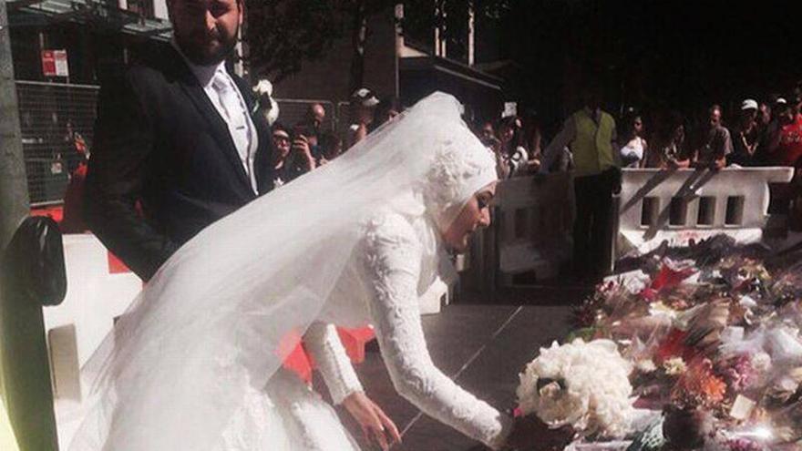 Aplausos a una novia musulmana que dejó su ramo a las víctimas del secuestro en Sídney