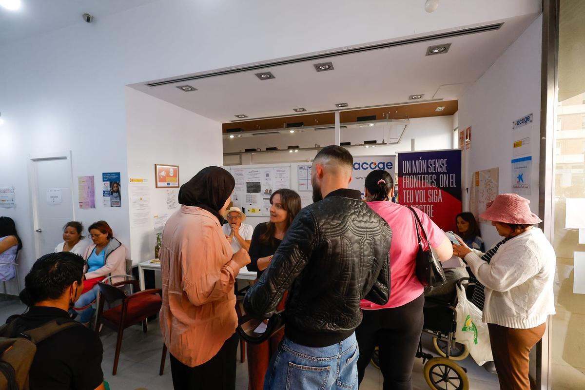 Las ONGs comienzan en València a atender a migrantes para su regularización