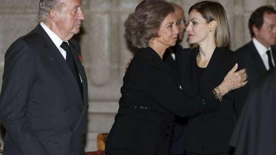 Don Juan Carlos y doña Sofía saludan a la Reina; abajo, las Infantas.