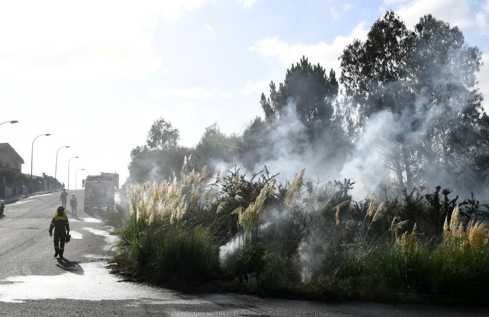 El fuego, en una zona situada entre A Zapateira y A Corveira, se inició pasadas las ocho de la mañana y quedó sofocado al filo de las 10.00 horas.