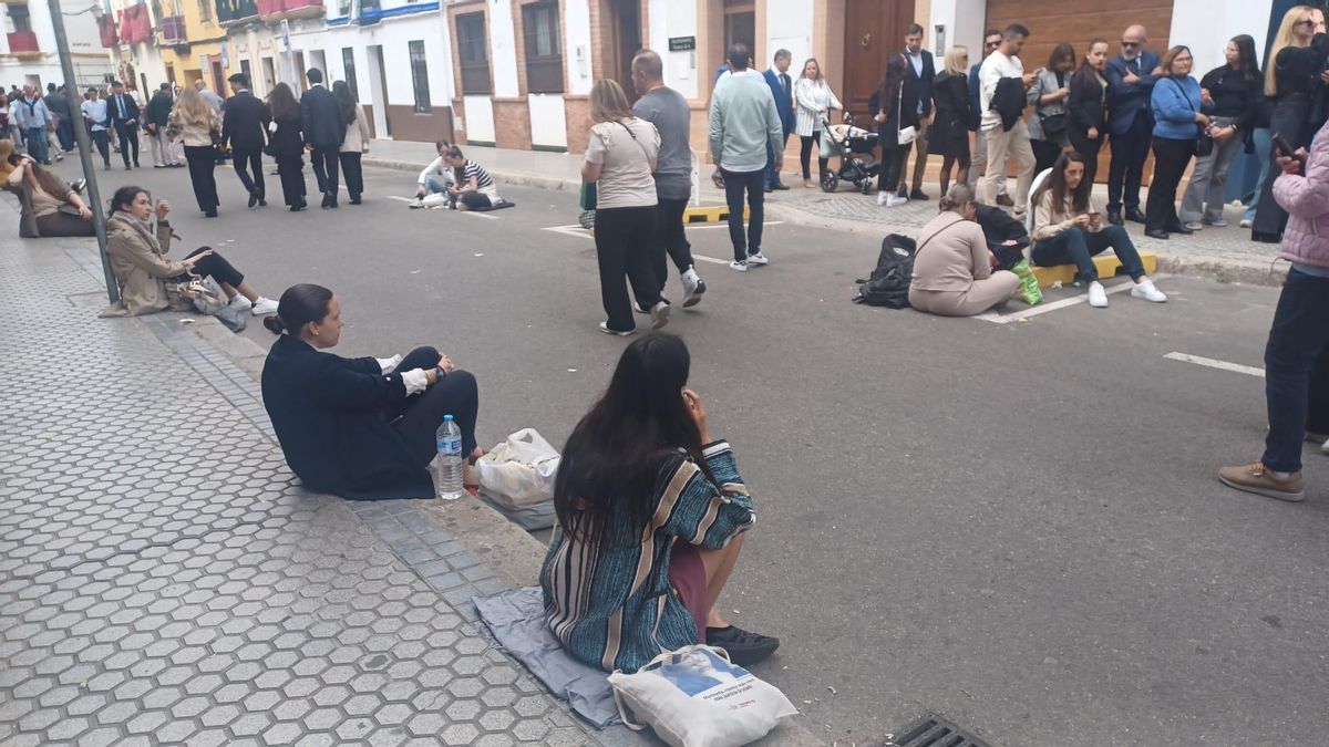 Ambiente y gente esperando en la calle Pureza