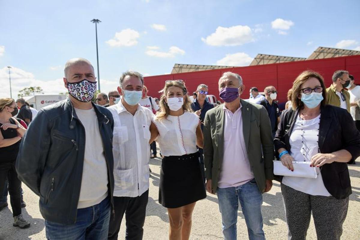 Los líderes de CCOO y UGT, Unai Sordo (i) y Pepe Álvarez (2d), junto con la vicepresidenta segunda del Gobierno y ministra de Trabajo y Economía Social, Yolanda Díaz (c); el secretario general del PCE y secretario de Estado de Agenda 2030, Enrique Santiago (2i), y la directora de la revista 'Nuestra bandera', Marga Sanz, este 26 de septiembre de 2021 en la fiesta del centenario del PCE, en Rivas Vaciamadrid.