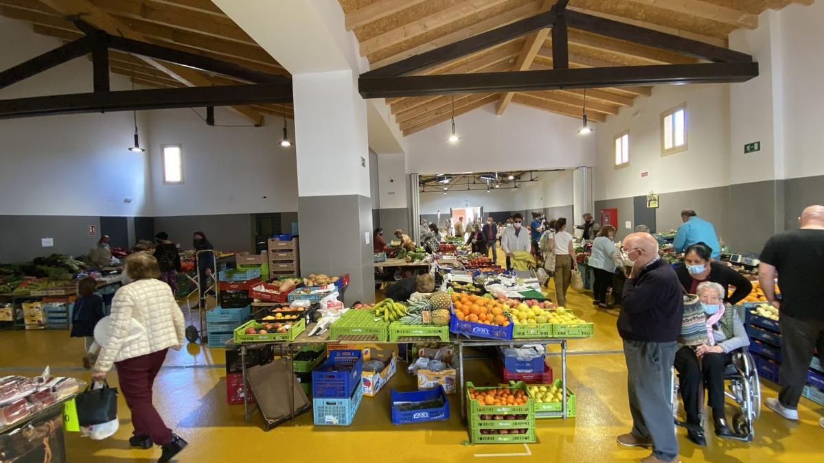 Imagen del interior del 'mercat cobert', reabierto al público el martes tras varios meses de obras de reforma.