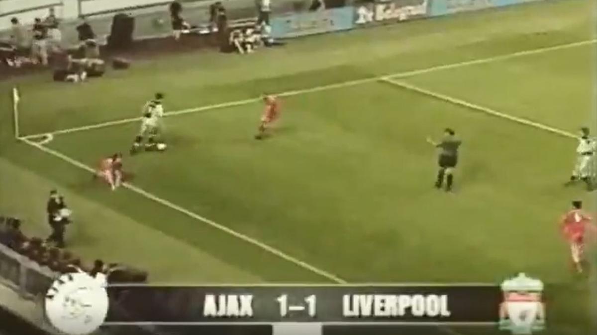 ¡Así se las gastaba ya Ibrahimovic en su debut con el Ajax! Adiós a la cadera de su defensor