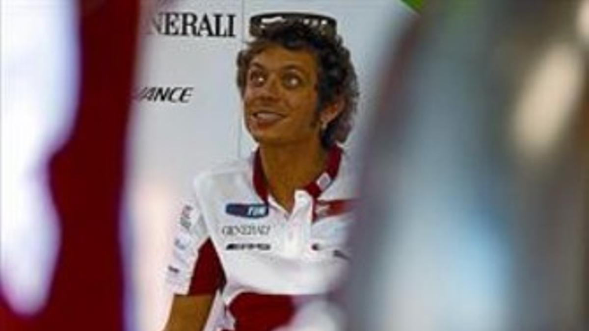 Rossi repasa los datos de su moto sentado en el taller de Ducati en Catar.
