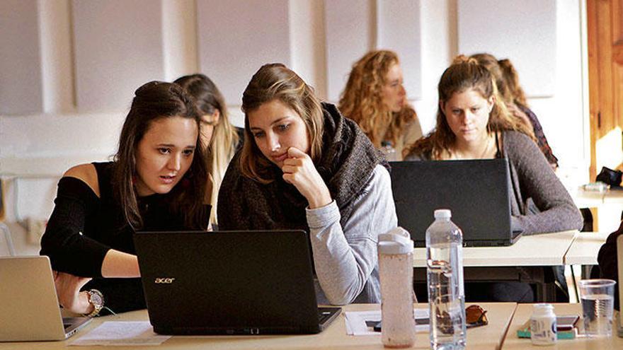 Der Laptop ist unabdinglich: Studentinnen der Akademie während einer Gruppenarbeit.