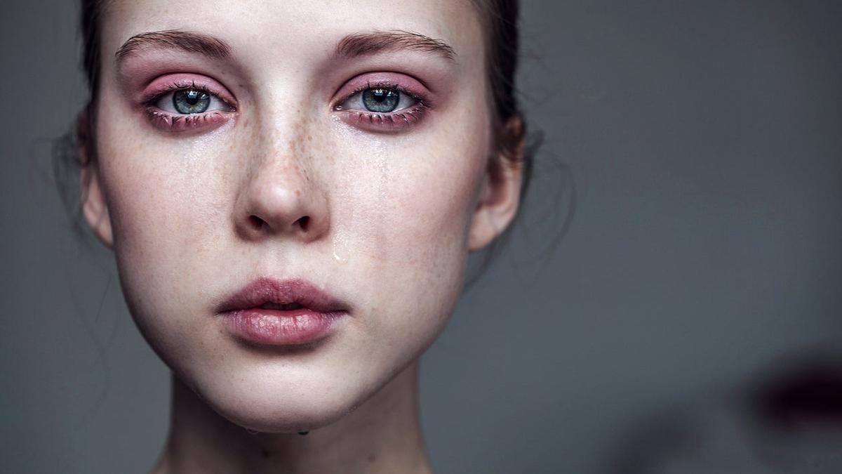 Chica llorando maquillada