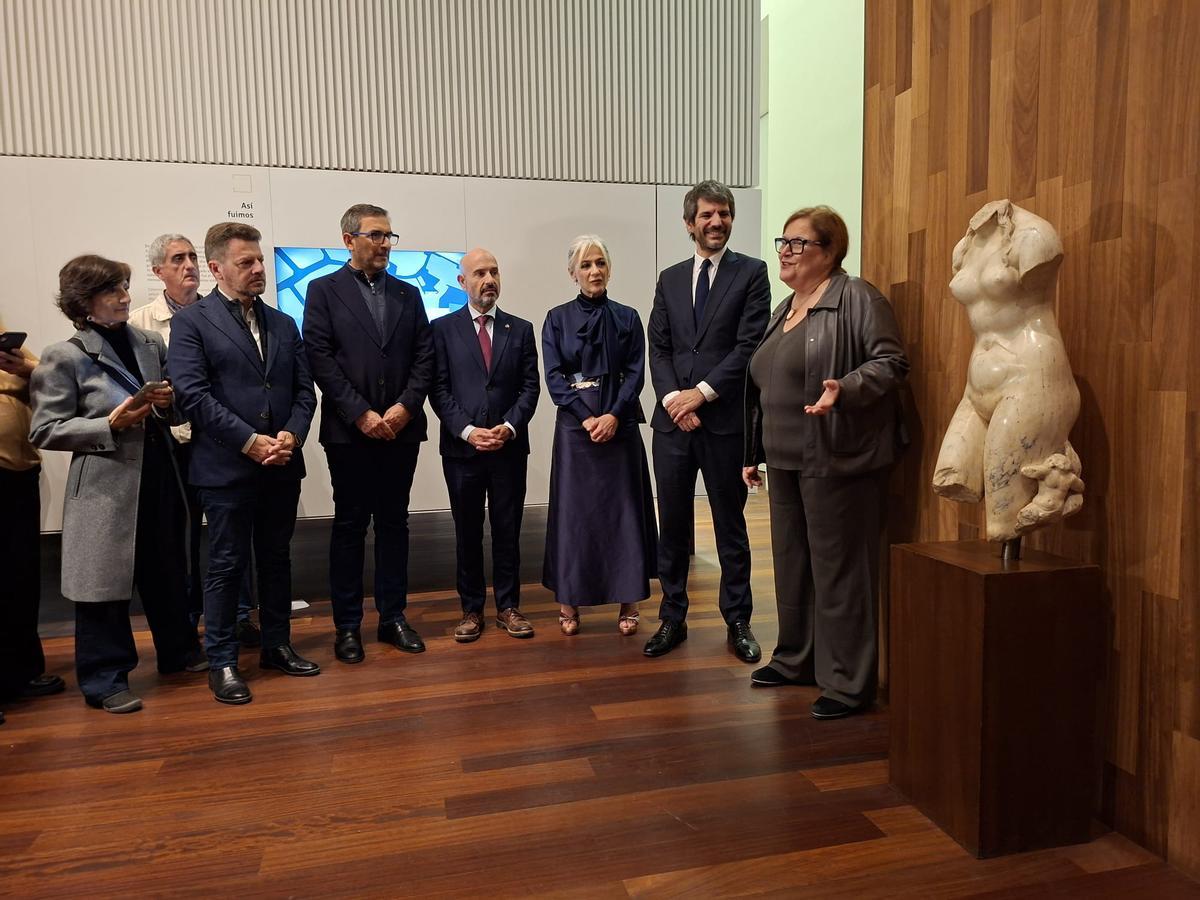 El ministro de Cultura, Ernest Urtasun, entrega al Museo de Málaga la escultura de Venus recuperada, acompañado por el subdelegado del Gobierno, Javier Salas; y la consejera de Cultura, Patricia del Pozo.