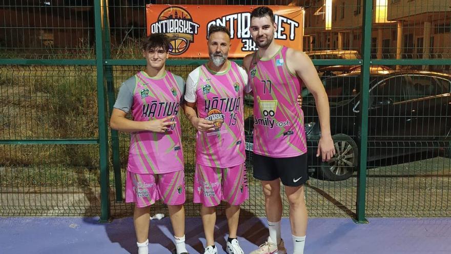 Los jugadores del NB Xàtiva, campeón del torneo del Ontibasket.
