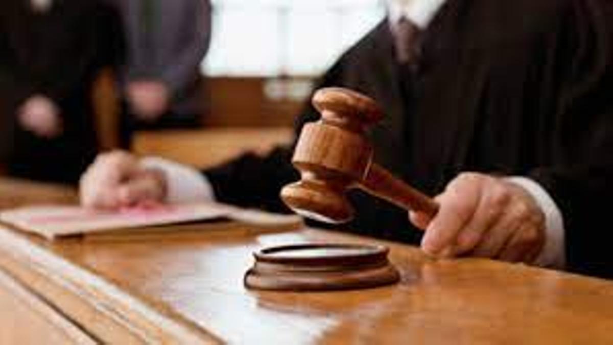 Un juez en un tribunal.