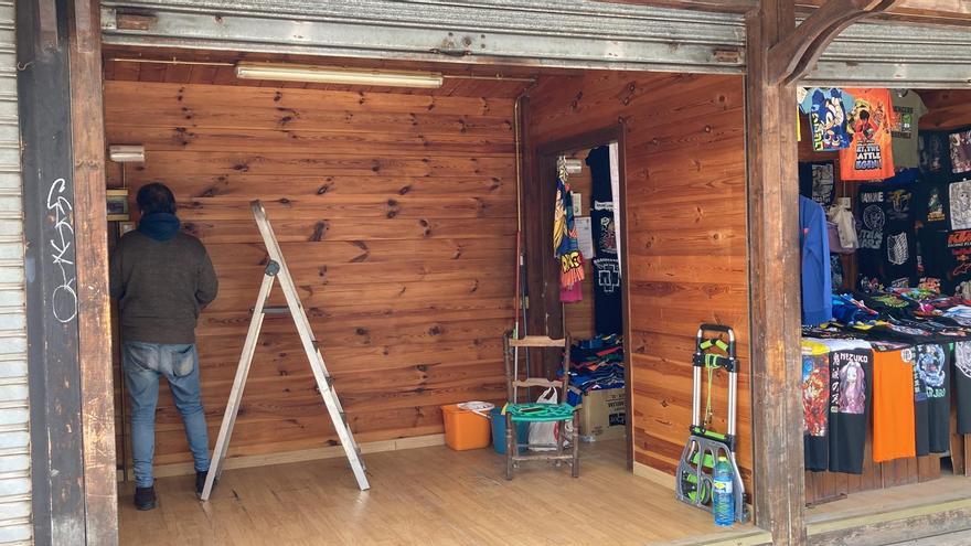 El último día de los hippies en el paseo de la Libertad de Torrevieja