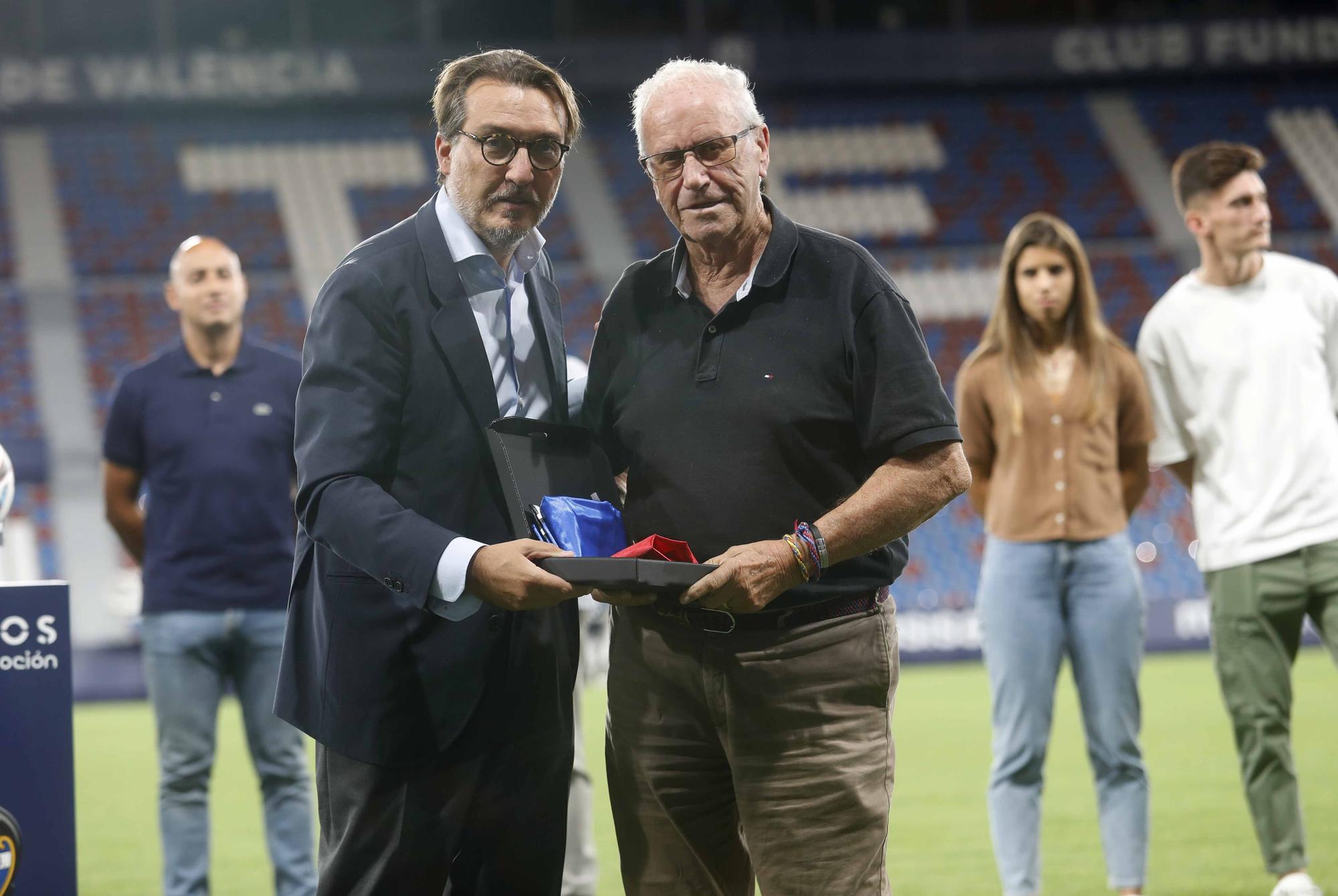 El Levante UD Iza la bandera con las peñas levantinistas