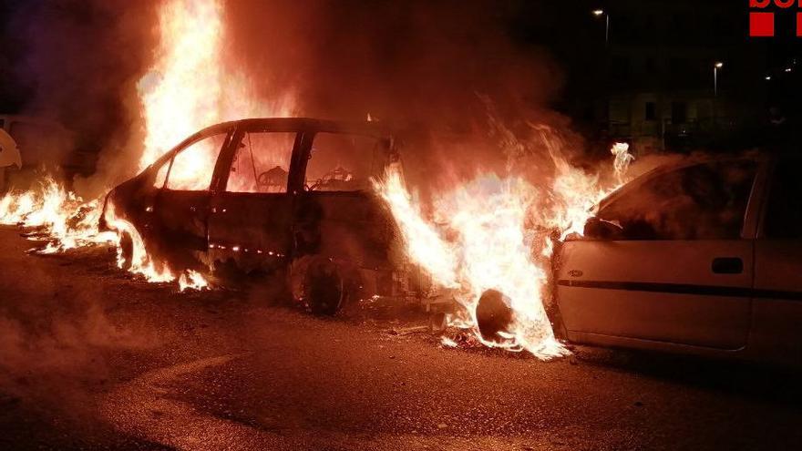 Un nou incendi en menys de 24 hores crema tres cotxes i dos contenidors a Figueres