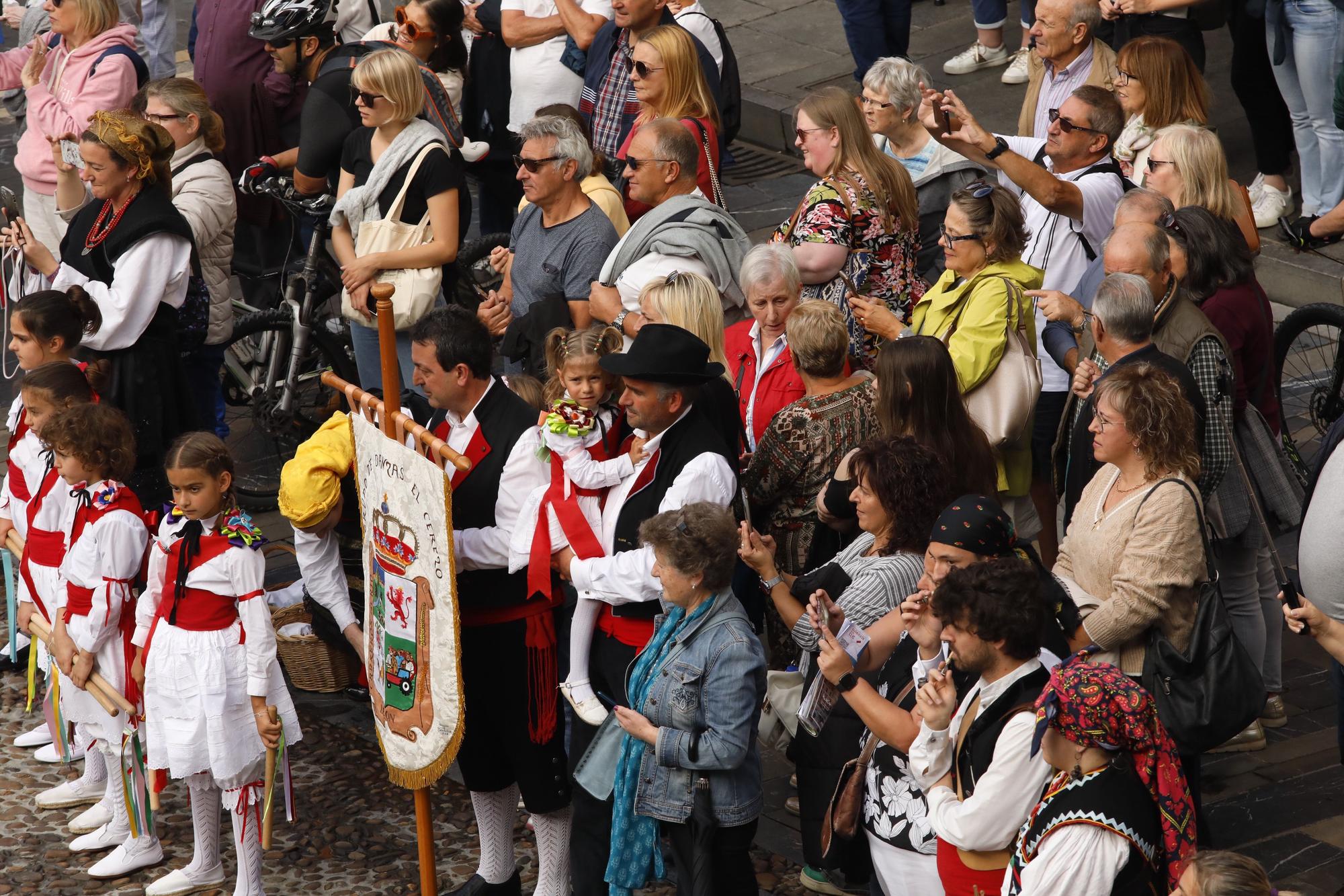 En imágenes: Gijón celebra el Día de León con bailes y el desfile de pendones