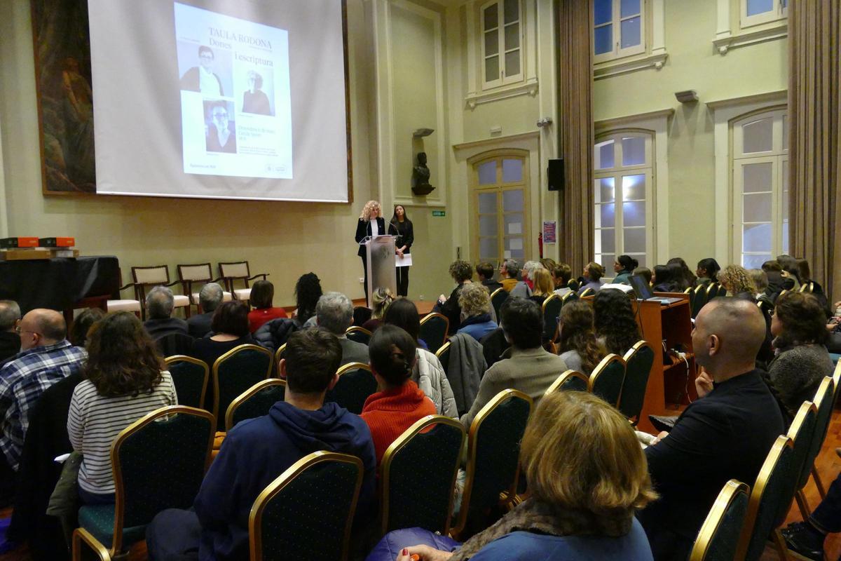EN IMATGES | Figueres celebra el Dia de la Dona amb els Premis Maria Rosa Ymbert, la lectura del manifest i una taula rodona d'escriptores