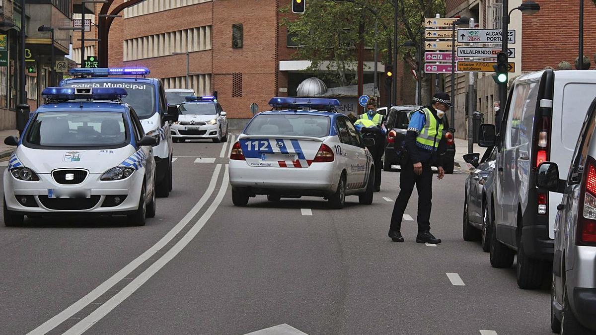 Agentes municipales durante un control en la avenida Alfonso IX de la capital. | Emilio Fraile