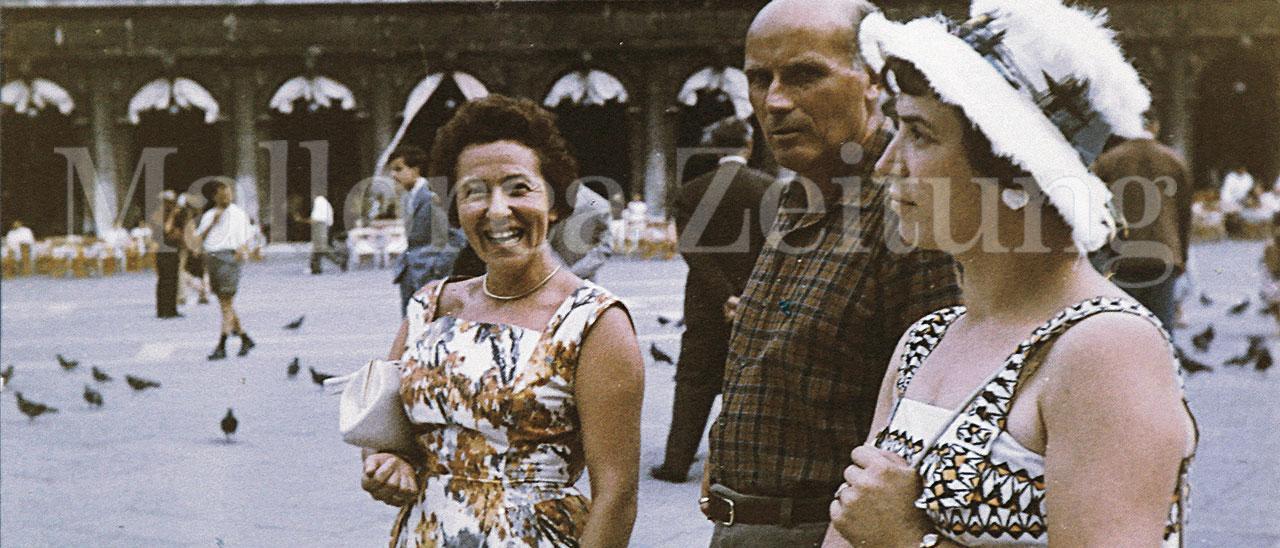 Ernst Chlan mit zwei deutschen Urlauberinnen 1957 in Venedig.
