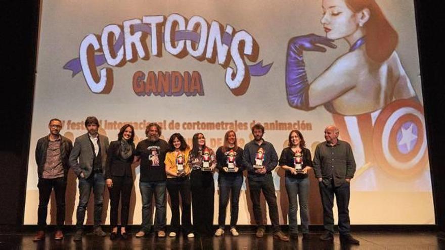 Los ganadores de Cortoons, con autoridades y organizadores del festival.